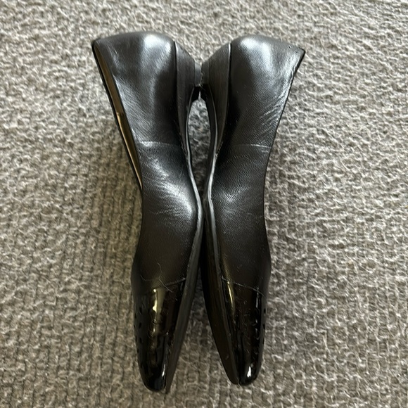 BANDOLINO Black leather kitten heel flats.  Size 6M - Picture 2 of 11